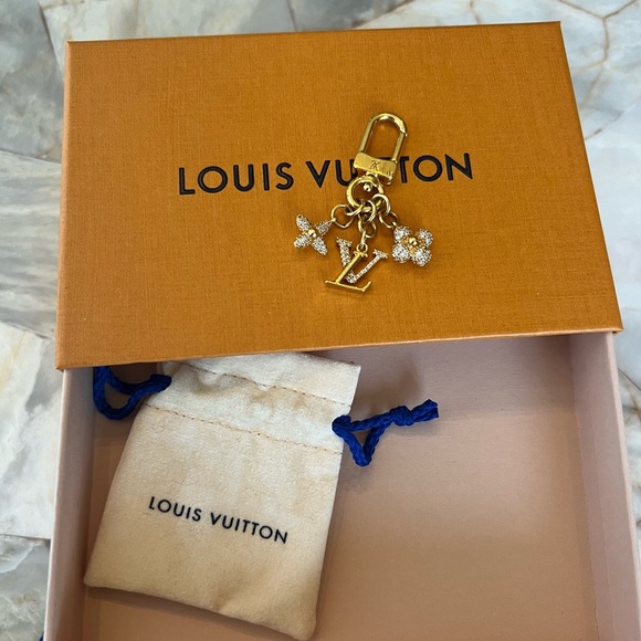 NEW Authentic Louis Vuitton Gold Micro Charms LV Iconic Key Holder - Picture 4 of 6